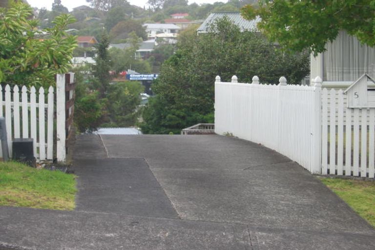 Photo of property in 1/5 Chequers Avenue, Glenfield, Auckland, 0629