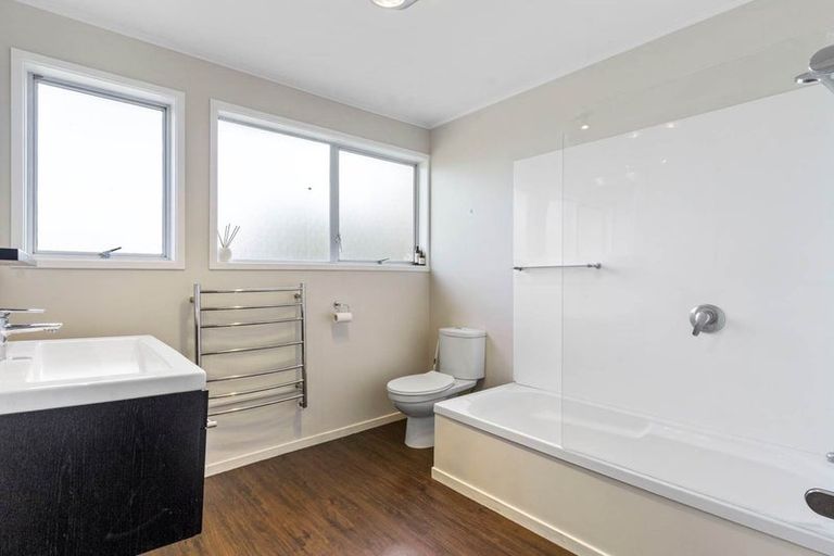 Photo of property in 13 Tree View Avenue, Glenfield, Auckland, 0629