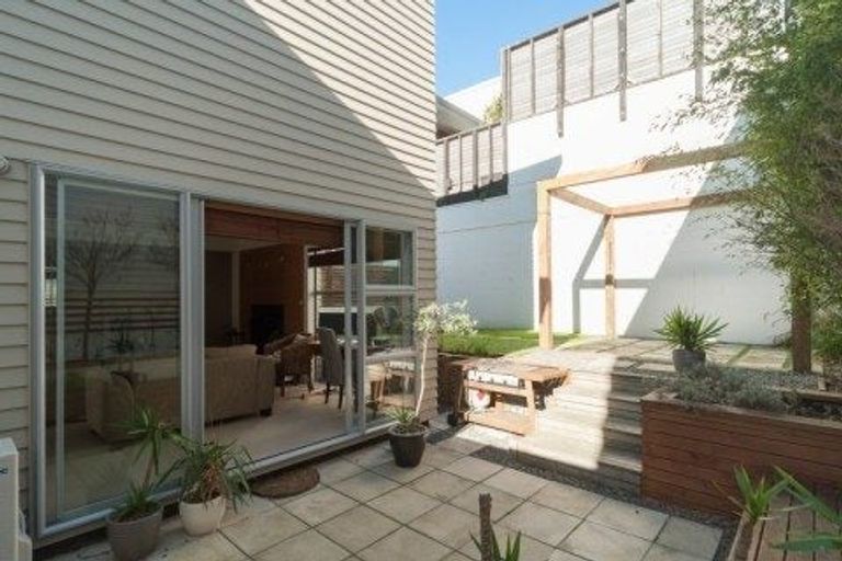 Photo of property in 3 Tiketike Way, Brooklyn, Wellington, 6021