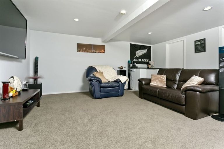 Photo of property in 2 Peter Terrace, Castor Bay, Auckland, 0620