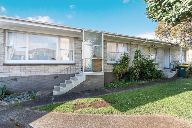 Photo of property in 2/20 Fraser Road, Narrow Neck, Auckland, 0624