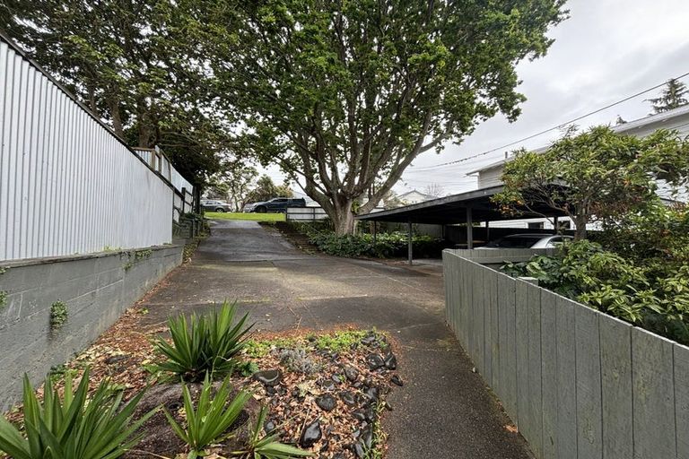 Photo of property in 2/10 William Bond Street, Stanley Point, Auckland, 0624
