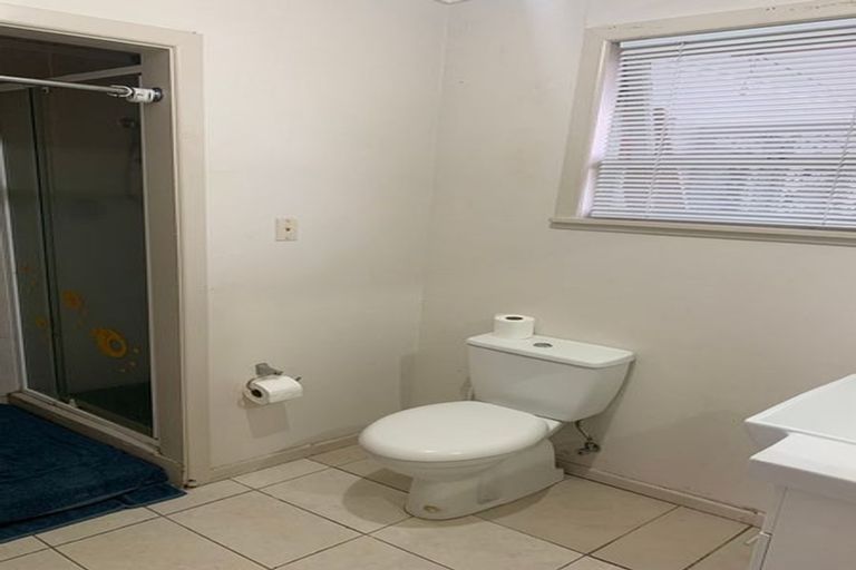 Photo of property in 3a Deuxberry Avenue, Northcote, Auckland, 0627