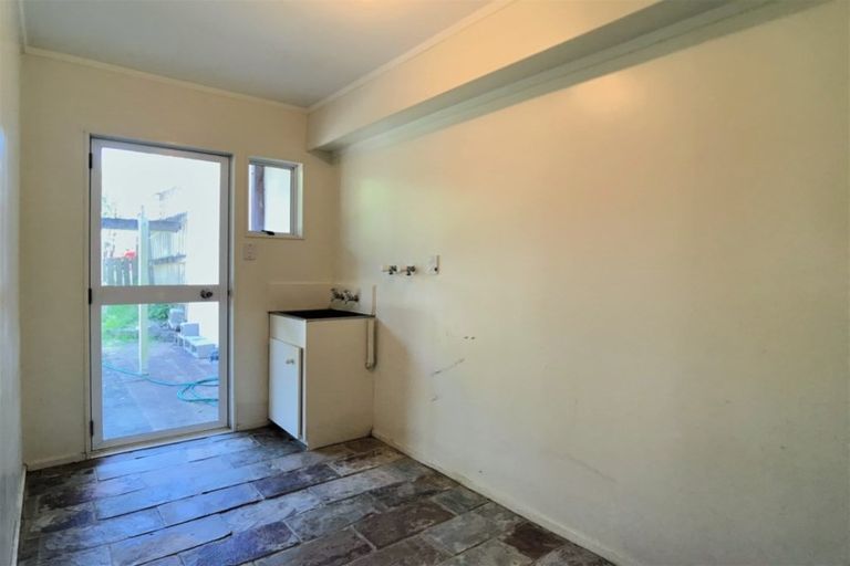 Photo of property in 1/8 Strabo Place, Windsor Park, Auckland, 0632