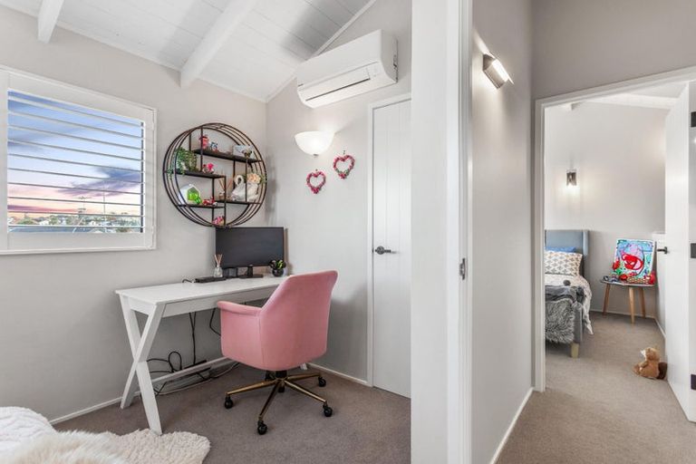 Photo of property in 1/6 Oystergrove Road, West Harbour, Auckland, 0618