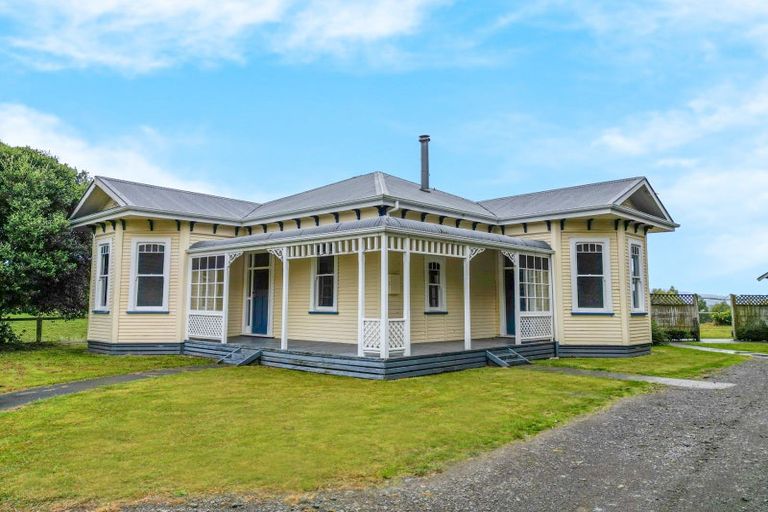 Photo of property in 100 Halcombe Road, Feilding, 4775