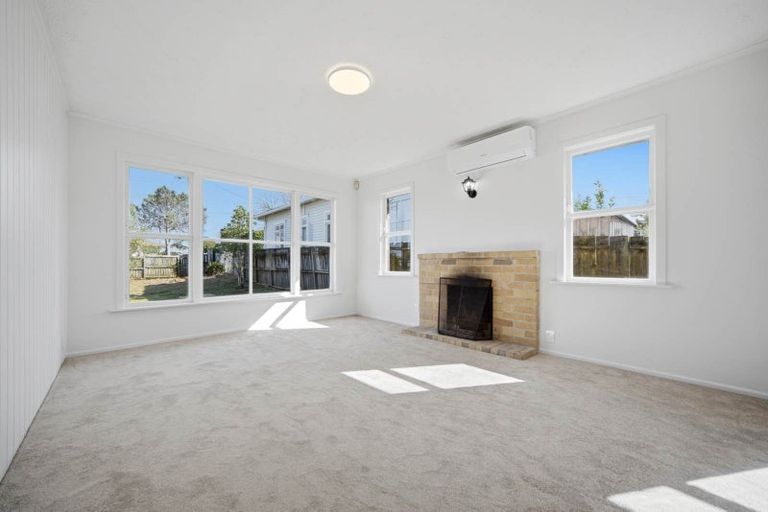 Photo of property in 194 Chivalry Road, Glenfield, Auckland, 0629