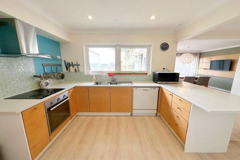 Photo of property in 5 Glenmore Road, Sunnyhills, Auckland, 2010
