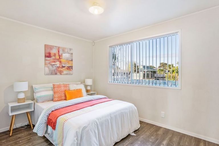 Photo of property in 11 Gibbons Road, Weymouth, Auckland, 2103