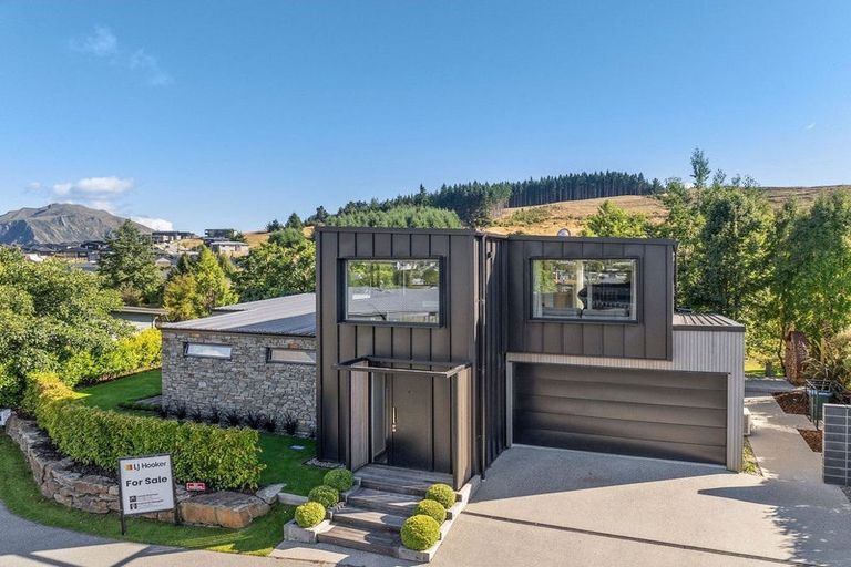 Photo of property in 4 Takahe Lane, Wanaka, 9305