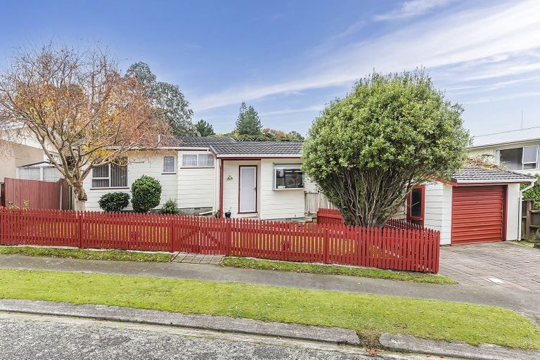 Photo of property in 15 Woolwich Close, Whitby, Porirua, 5024