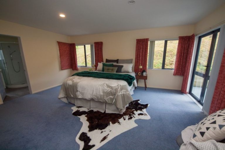 Photo of property in 33 Amesbury Drive, Churton Park, Wellington, 6037