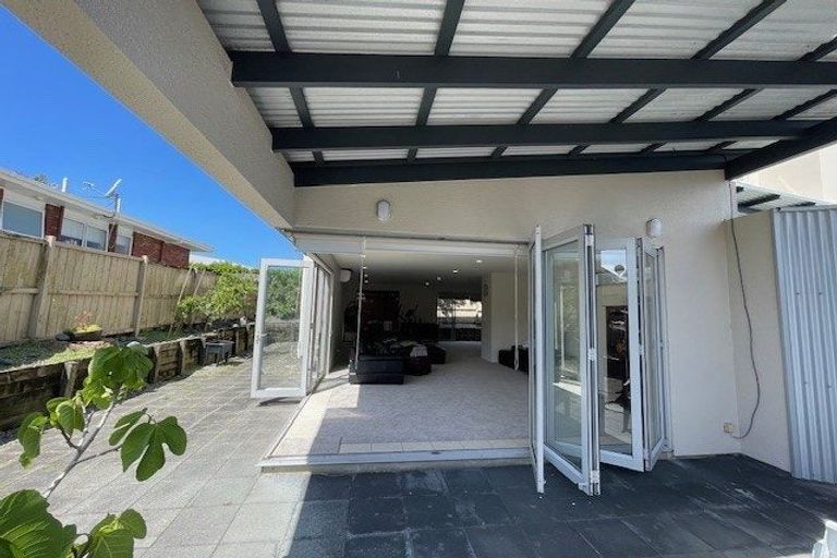 Photo of property in 2/16 Tobruk Crescent, Milford, Auckland, 0620