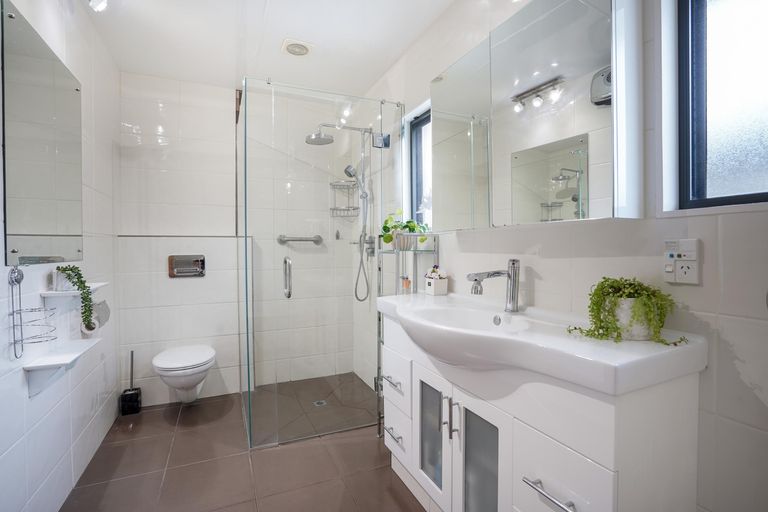 Photo of property in 4a Brett Place, Takaro, Palmerston North, 4412