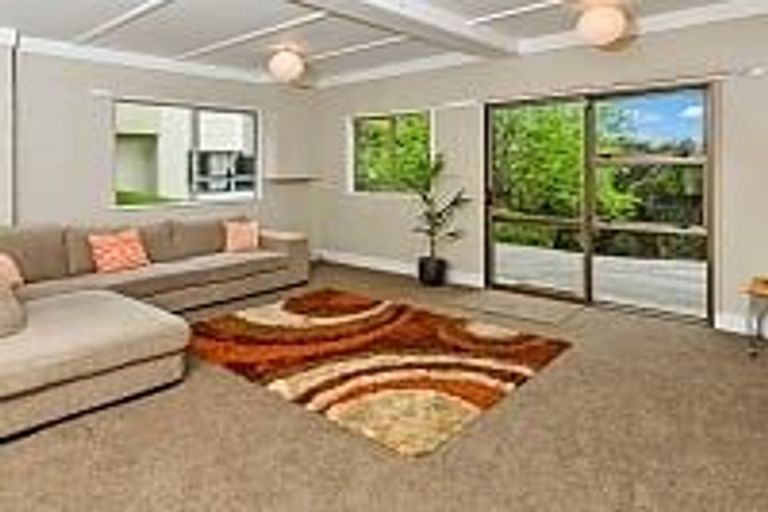 Photo of property in 15 Glencourt Place, Glenfield, Auckland, 0629