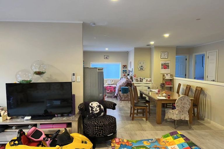 Photo of property in 30 Taupiko Place, Green Bay, Auckland, 0604