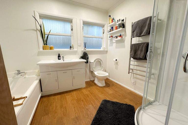 Photo of property in 4 Black Rock Road, Newlands, Wellington, 6037