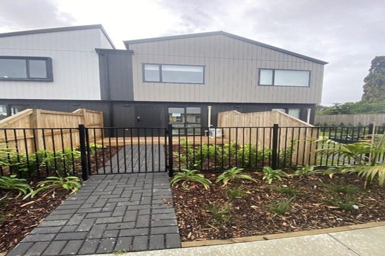 Photo of property in 24 Paetai Lane, Te Atatu Peninsula, 0610