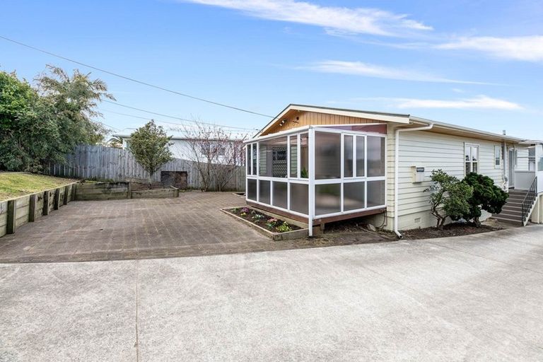 Photo of property in 10 Edgeworth Road, Glenfield, Auckland, 0629