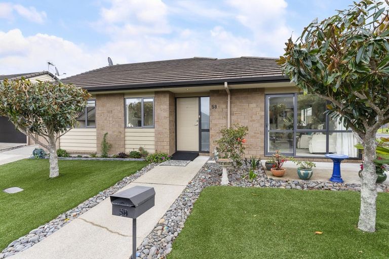 Photo of property in 58 Royalle Mews, Botany Downs, Auckland, 2010