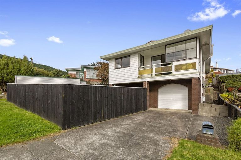 Photo of property in 32 Collins Avenue, Tawa, Wellington, 5028