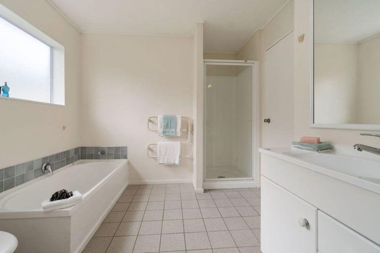 Photo of property in 10 Imelda Road, Te Atatu Peninsula, Auckland, 0610