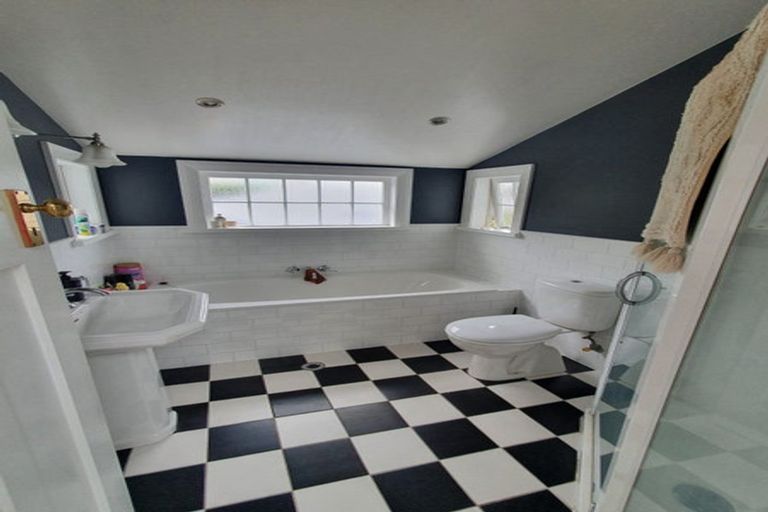 Photo of property in 49 Tio Tio Road, Miramar, Wellington, 6022