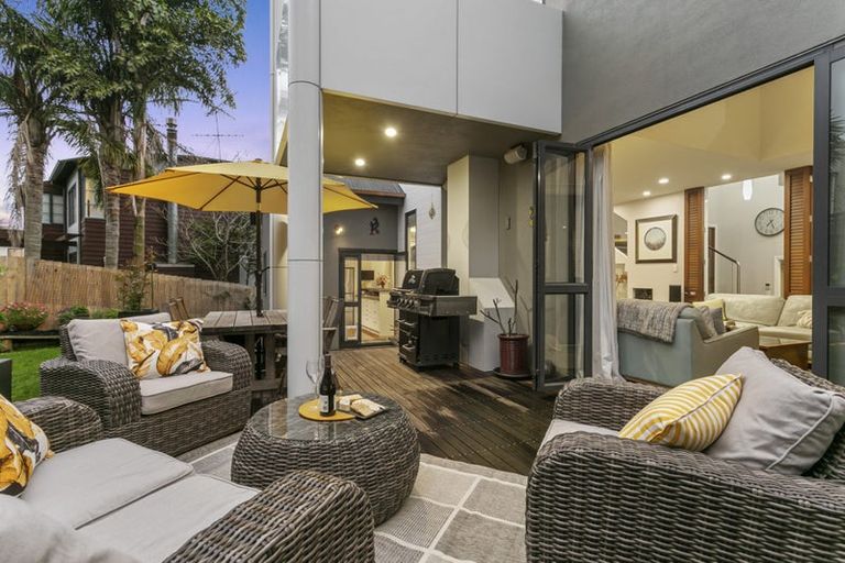 Photo of property in 61 Newhaven Terrace, Mairangi Bay, Auckland, 0630