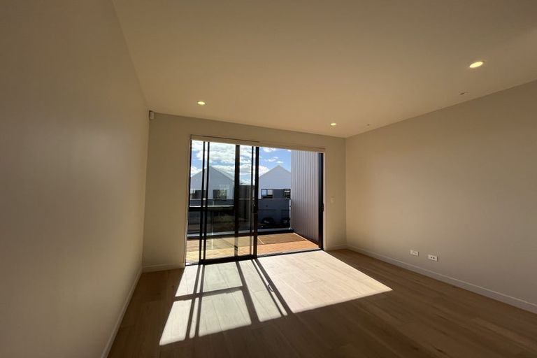 Photo of property in 2 Puihi Crescent, Massey, 0614