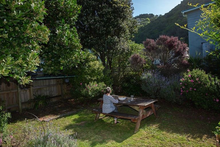 Photo of property in 174 Queens Drive, Lyall Bay, Wellington, 6022