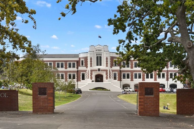 Photo of property in 4/11 Wicklow Road, Narrow Neck, Auckland, 0622