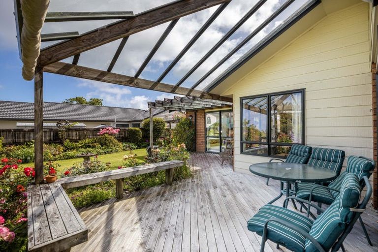 Photo of property in 16 Kinross Drive, Merrilands, New Plymouth, 4312