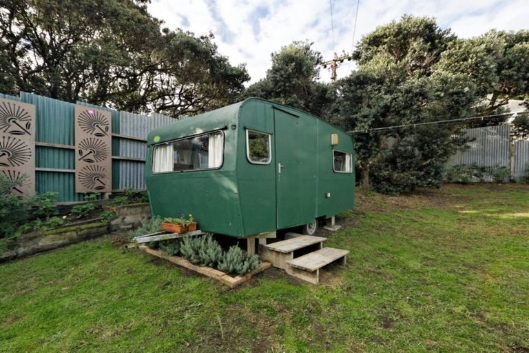 Photo of property in 105 Marine Parade North, Piha, 0772