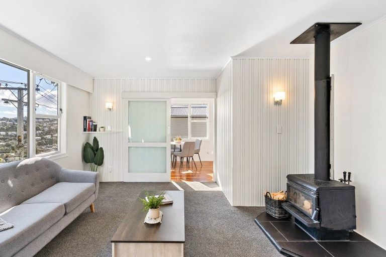 Photo of property in 11 Lomond Street, Newlands, Wellington, 6037