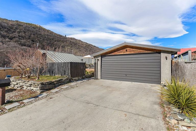 Photo of property in 16 Daveys Place, Arrowtown, 9302