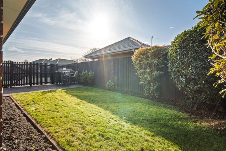 Photo of property in 1/14 Innisfree Place, Northwood, Christchurch, 8051