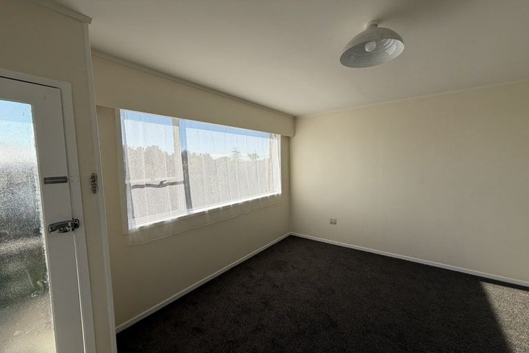 Photo of property in 2/62 Tiroroa Avenue, Te Atatu South, Auckland, 0610