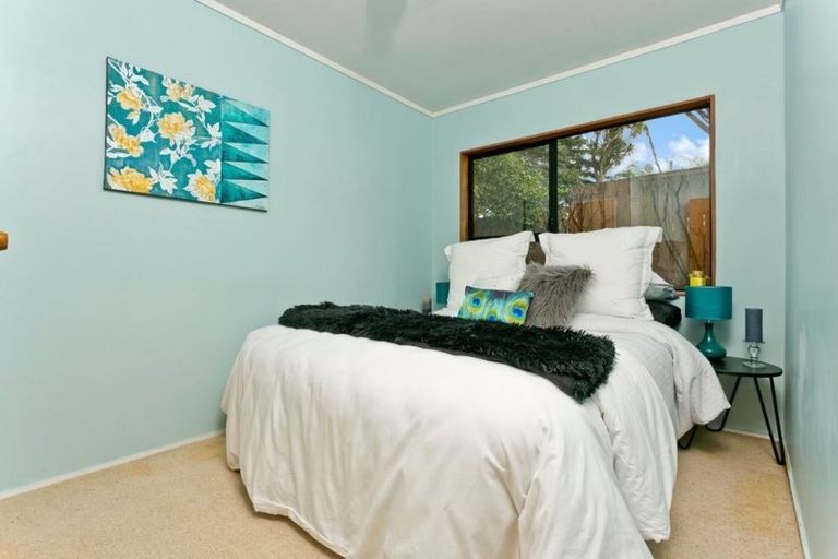 Photo of property in 2/21 Greenvalley Rise, Glenfield, Auckland, 0629