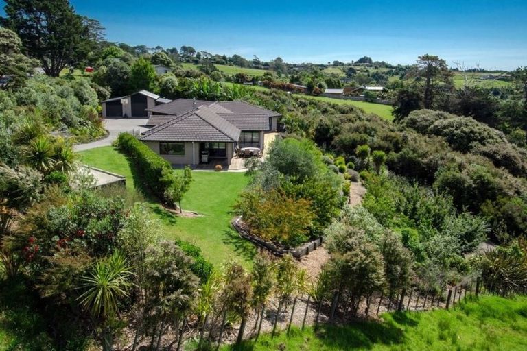 Photo of property in 81 Vaughans Road, Okura, Albany, 0792