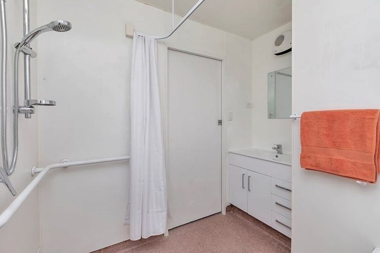 Photo of property in 4 Pukeroa Place, Papakura, 2110