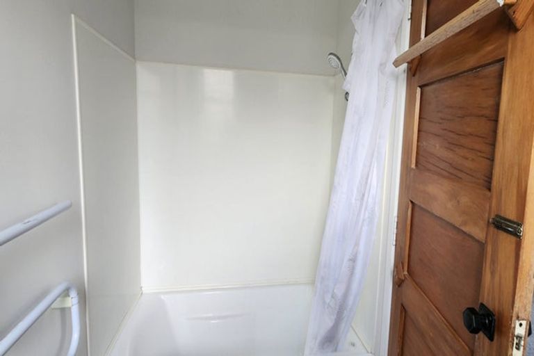 Photo of property in 77 Tahapa Crescent, Meadowbank, Auckland, 1072