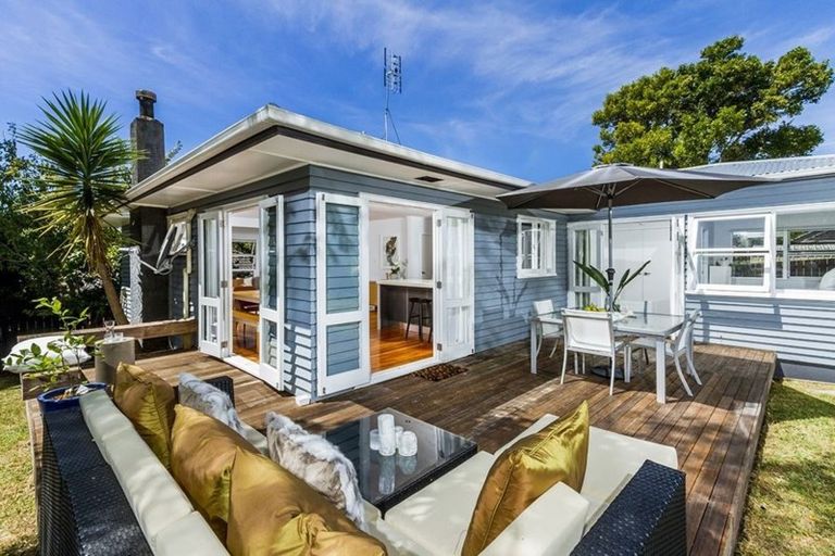 Photo of property in 20 Lynden Avenue, Hillcrest, Auckland, 0627