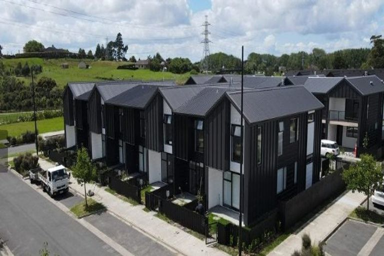 Photo of property in 2 Tuputupu Drive, Kumeu, 0810