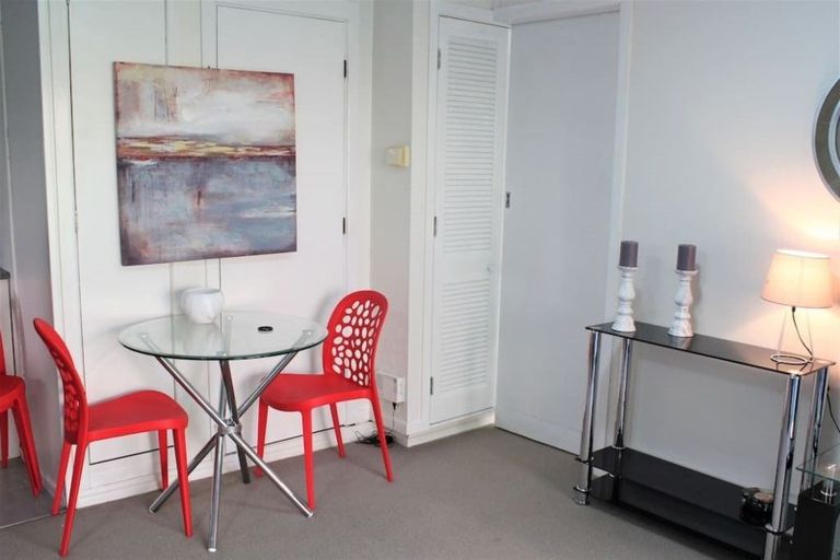 Photo of property in 22 James Evans Drive, Northcote, Auckland, 0627