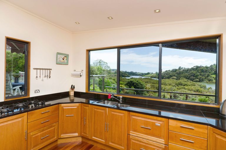 Photo of property in 106 Kemp Road, Massey, Auckland, 0614