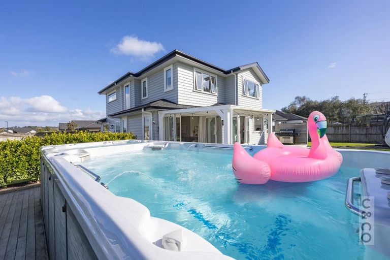 Photo of property in 11 Kahika Grove, Huapai, Kumeu, 0810