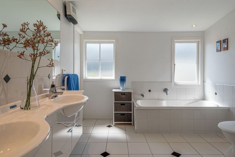 Photo of property in 91 Island Bay Road, Beach Haven, Auckland, 0626