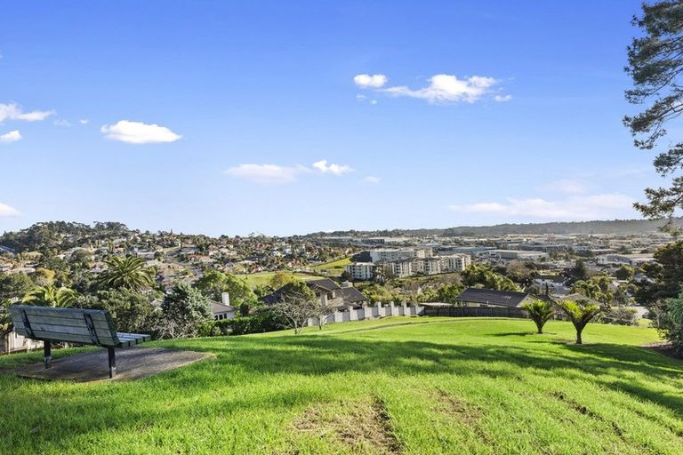 Photo of property in 1/17 Grenadine Place, Unsworth Heights, Auckland, 0632