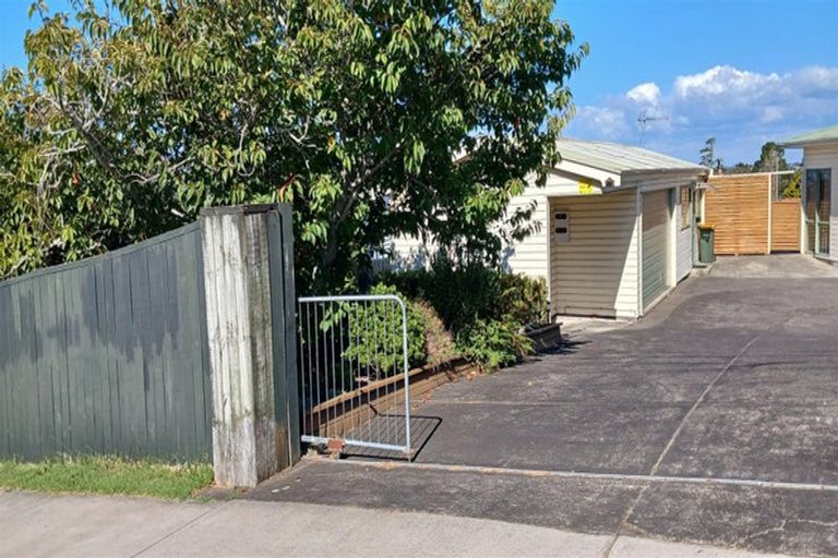 Photo of property in 40 Waimumu Road, Massey, Auckland, 0614