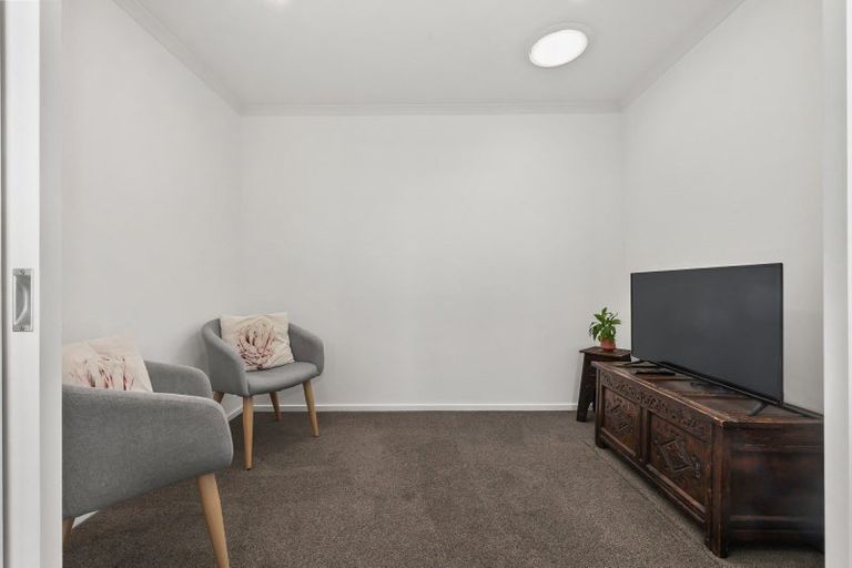 Photo of property in 1 Greenstone Place, Aotea, Porirua, 5024